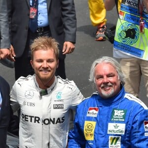 Le prince Albert II de Monaco a salué Nico Rosberg et son père Keke Rosberg, en présence de Sina Rosberg, après leur tour de piste historique lors des essais du Grand Prix de Formule 1 de Monaco le 24 mai 2018. © Bruno Bebert / Bestimage