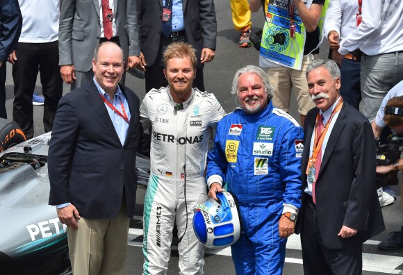 Le prince Albert II de Monaco a salué Nico Rosberg et son père Keke Rosberg, en présence de Sina Rosberg, après leur tour de piste historique lors des essais du Grand Prix de Formule 1 de Monaco le 24 mai 2018. © Bruno Bebert / Bestimage