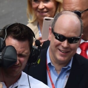 Le prince Albert II de Monaco a salué Nico Rosberg et son père Keke Rosberg, en présence de Sina Rosberg, après leur tour de piste historique lors des essais du Grand Prix de Formule 1 de Monaco le 24 mai 2018. © Bruno Bebert / Bestimage