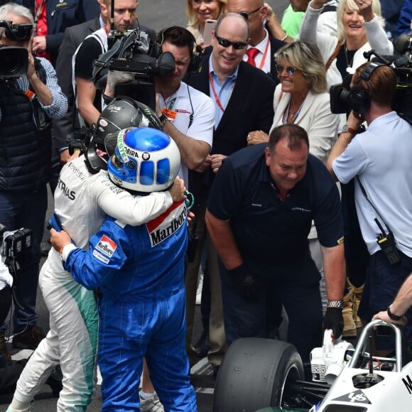 Le prince Albert II de Monaco a salué Nico Rosberg et son père Keke Rosberg, en présence de Sina Rosberg, après leur tour de piste historique lors des essais du Grand Prix de Formule 1 de Monaco le 24 mai 2018. © Bruno Bebert / Bestimage