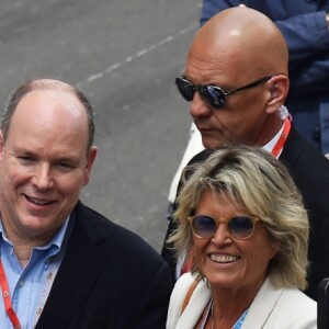 Le prince Albert II de Monaco a salué Nico Rosberg et son père Keke Rosberg, en présence de Sina Rosberg, après leur tour de piste historique lors des essais du Grand Prix de Formule 1 de Monaco le 24 mai 2018. © Bruno Bebert / Bestimage