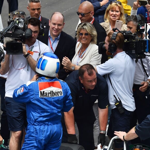 Le prince Albert II de Monaco a salué Nico Rosberg et son père Keke Rosberg, en présence de Sina Rosberg, après leur tour de piste historique lors des essais du Grand Prix de Formule 1 de Monaco le 24 mai 2018. © Bruno Bebert / Bestimage