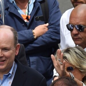 Le prince Albert II de Monaco a salué Nico Rosberg et son père Keke Rosberg, en présence de Sina Rosberg, après leur tour de piste historique lors des essais du Grand Prix de Formule 1 de Monaco le 24 mai 2018. © Bruno Bebert / Bestimage