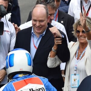 Le prince Albert II de Monaco a salué Nico Rosberg et son père Keke Rosberg, en présence de Sina Rosberg, après leur tour de piste historique lors des essais du Grand Prix de Formule 1 de Monaco le 24 mai 2018. © Bruno Bebert / Bestimage