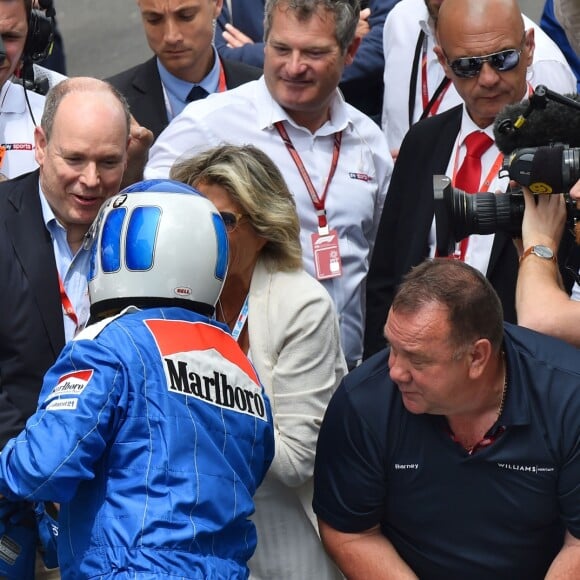 Le prince Albert II de Monaco a salué Nico Rosberg et son père Keke Rosberg, en présence de Sina Rosberg, après leur tour de piste historique lors des essais du Grand Prix de Formule 1 de Monaco le 24 mai 2018. © Bruno Bebert / Bestimage