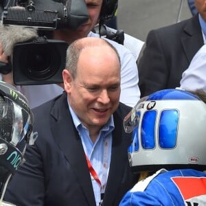 Le prince Albert II de Monaco a salué Nico Rosberg et son père Keke Rosberg, en présence de Sina Rosberg, après leur tour de piste historique lors des essais du Grand Prix de Formule 1 de Monaco le 24 mai 2018. © Bruno Bebert / Bestimage