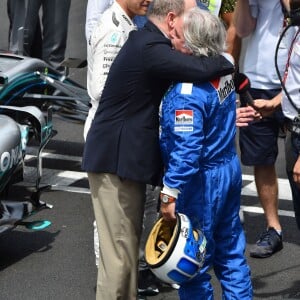 Le prince Albert II de Monaco a salué Nico Rosberg et son père Keke Rosberg, en présence de Sina Rosberg, après leur tour de piste historique lors des essais du Grand Prix de Formule 1 de Monaco le 24 mai 2018. © Bruno Bebert / Bestimage