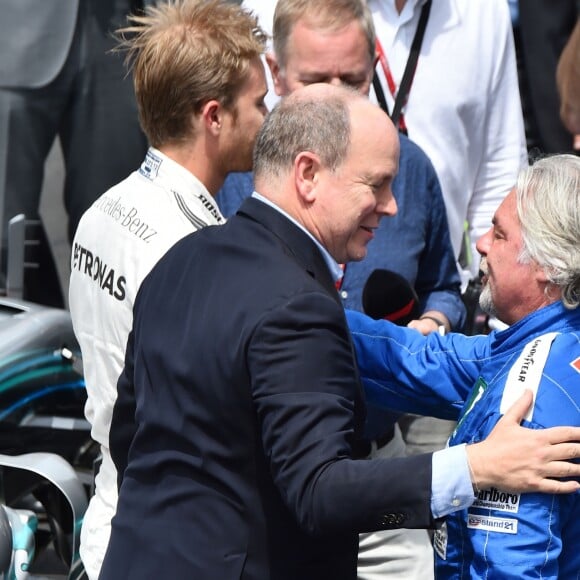 Le prince Albert II de Monaco a salué Nico Rosberg et son père Keke Rosberg, en présence de Sina Rosberg, après leur tour de piste historique lors des essais du Grand Prix de Formule 1 de Monaco le 24 mai 2018. © Bruno Bebert / Bestimage