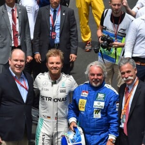 Le prince Albert II de Monaco a salué Nico Rosberg et son père Keke Rosberg, en présence de Sina Rosberg, après leur tour de piste historique lors des essais du Grand Prix de Formule 1 de Monaco le 24 mai 2018. © Bruno Bebert / Bestimage