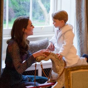 Le prince George de Cambridge sur son cheval à bascule devant Barack Obama et sa femme Michelle Obama rendant visite au prince William et à la duchesse Catherine de Cambridge au palais de Kensington à Londres, le 22 avril 2016.
