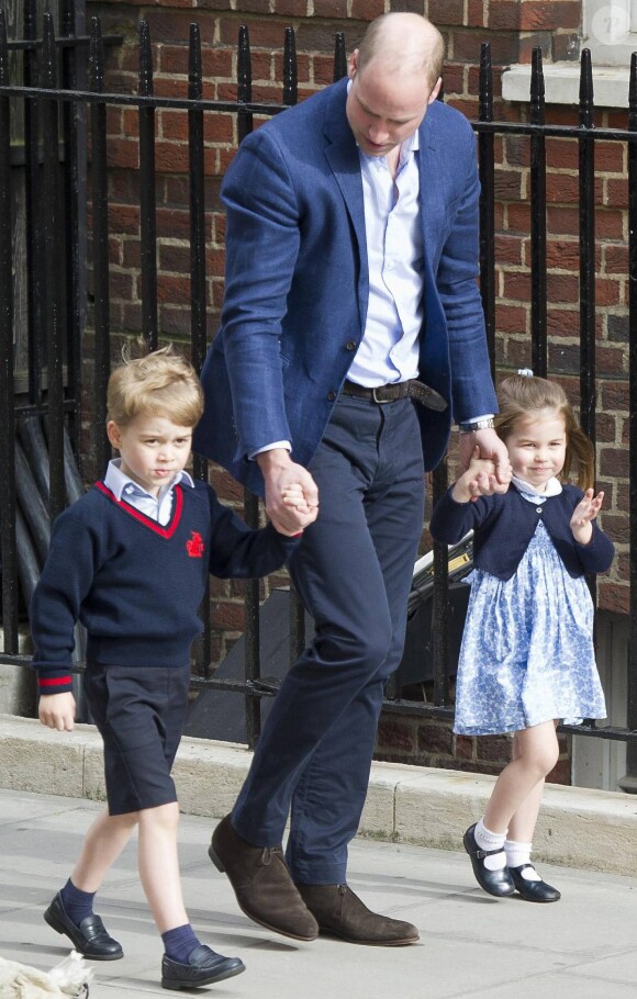 Le prince George et la princesse Charlotte de Cambridge arrivant le 23 avril 2018 à la maternité de l'hôpital St Mary à Londres pour découvrir leur petit frère le prince Louis.