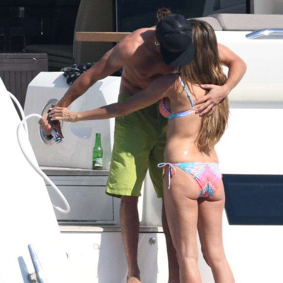 Heidi Klum et son compagnon Tom Kaulitz à bord d'un yacht au large de Cannes en marge du 71e Festival International du Film de Cannes le 19 mai 2018.
