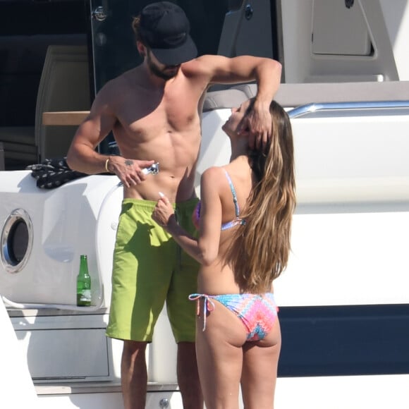 Heidi Klum et son compagnon Tom Kaulitz à bord d'un yacht au large de Cannes en marge du 71e Festival International du Film de Cannes le 19 mai 2018.