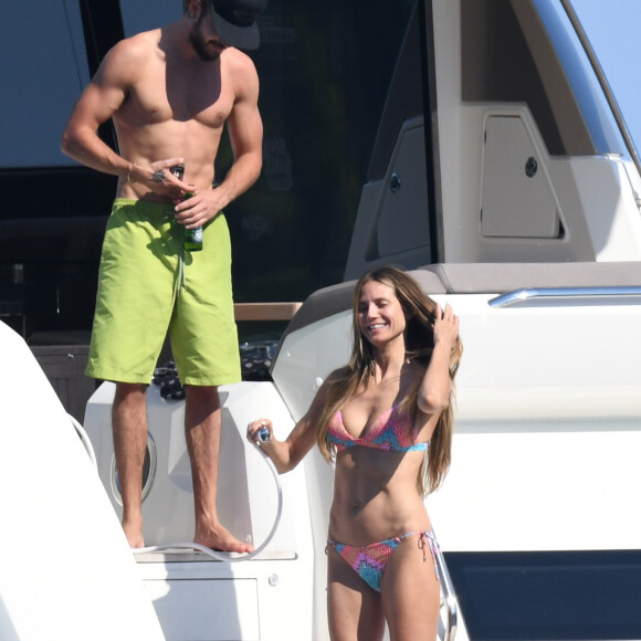 Heidi Klum et son compagnon Tom Kaulitz à bord d'un yacht au large de Cannes en marge du 71e Festival International du Film de Cannes le 19 mai 2018.