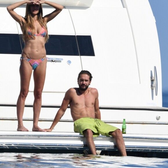 Heidi Klum et son compagnon Tom Kaulitz à bord d'un yacht au large de Cannes en marge du 71e Festival International du Film de Cannes le 19 mai 2018.