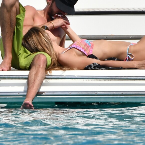 Heidi Klum et son compagnon Tom Kaulitz à bord d'un yacht au large de Cannes en marge du 71e Festival International du Film de Cannes le 19 mai 2018.