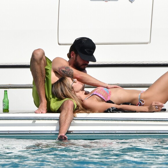 Heidi Klum et son compagnon Tom Kaulitz à bord d'un yacht au large de Cannes en marge du 71e Festival International du Film de Cannes le 19 mai 2018.