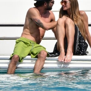 Heidi Klum et son compagnon Tom Kaulitz à bord d'un yacht au large de Cannes en marge du 71e Festival International du Film de Cannes le 19 mai 2018.