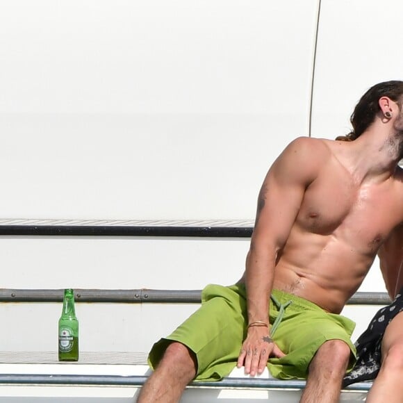 Heidi Klum et son compagnon Tom Kaulitz à bord d'un yacht au large de Cannes en marge du 71e Festival International du Film de Cannes le 19 mai 2018.