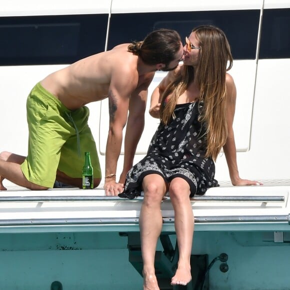 Heidi Klum et son compagnon Tom Kaulitz à bord d'un yacht au large de Cannes en marge du 71e Festival International du Film de Cannes le 19 mai 2018.