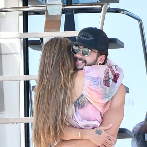 Heidi Klum et son compagnon Tom Kaulitz à bord d'un yacht au large de Cannes en marge du 71e Festival International du Film de Cannes le 19 mai 2018.