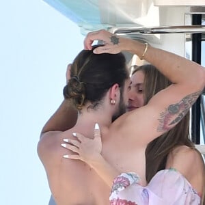 Heidi Klum et son compagnon Tom Kaulitz à bord d'un yacht au large de Cannes en marge du 71e Festival International du Film de Cannes le 19 mai 2018.