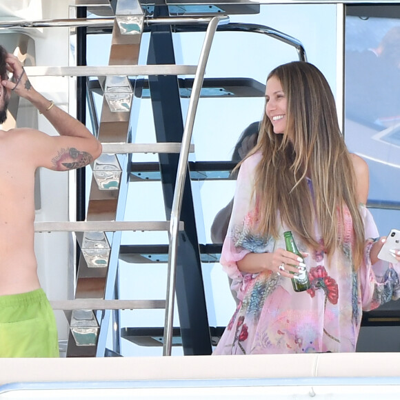 Heidi Klum et son compagnon Tom Kaulitz à bord d'un yacht au large de Cannes en marge du 71e Festival International du Film de Cannes le 19 mai 2018.