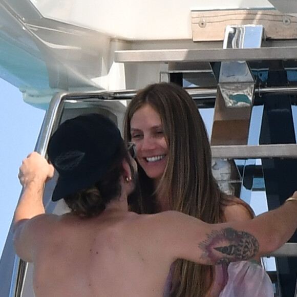 Heidi Klum et son compagnon Tom Kaulitz à bord d'un yacht au large de Cannes en marge du 71e Festival International du Film de Cannes le 19 mai 2018.