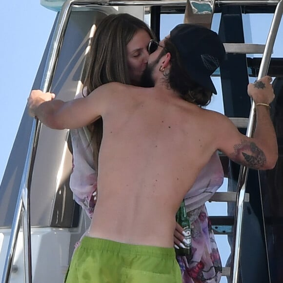 Heidi Klum et son compagnon Tom Kaulitz à bord d'un yacht au large de Cannes en marge du 71e Festival International du Film de Cannes le 19 mai 2018.