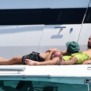 Heidi Klum et son compagnon Tom Kaulitz à bord d'un yacht au large de Cannes en marge du 71e Festival International du Film de Cannes le 19 mai 2018.