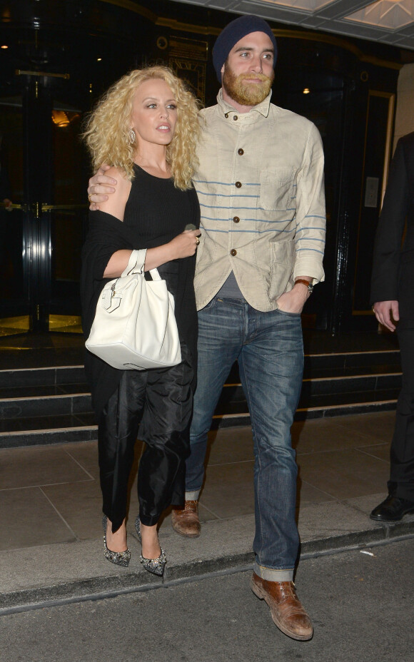 Kylie Minogue (cheveux bouclés) et son compagnon Joshua Sasse à la sortie de l'hôtel Dorchester à Londres, le 23 avril 2016. © CPA/Bestimage