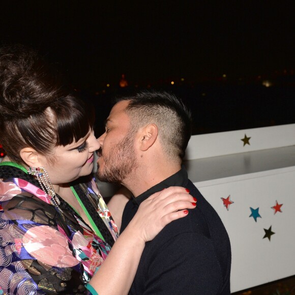 Exclusif - Beth Ditto embrasse son nouveau compagnon Teddy Kwo sur la terrasse des Galeries Lafayette après le coup d'envoi du noël "Spectacular Spectacular" à Paris, le 8 novembre 2017. © Veeren/Bestimage
