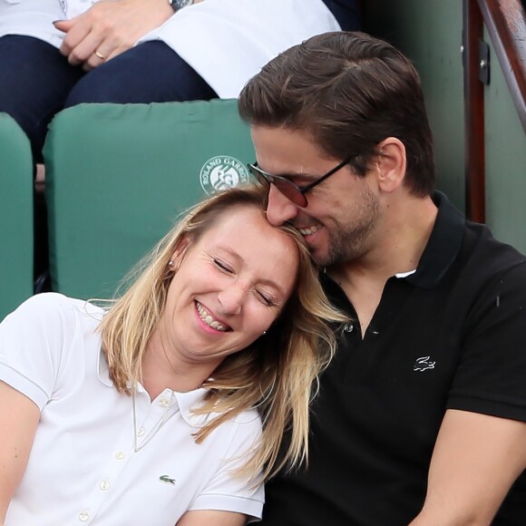 Audrey Lamy et son compagnon Thomas Sabatier tendrement amoureux dans les tribunes des internationaux de Roland Garros - jour 5 - à Paris, France, le 31 mai 2018. © Cyril Moreau - Dominique Jacovides/Bestimage