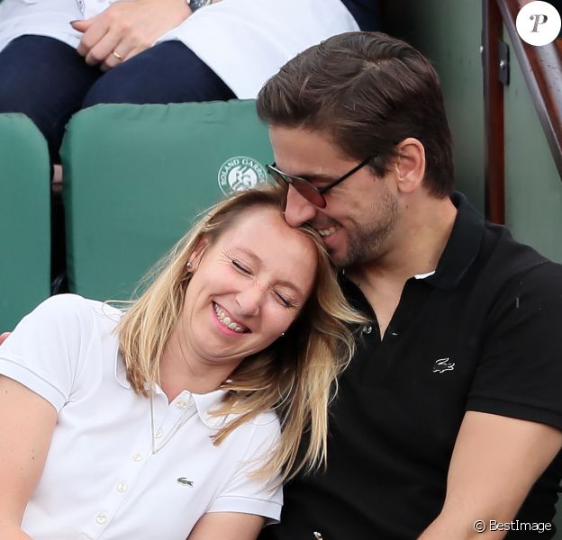 Audrey Lamy et son compagnon Thomas Sabatier tendrement amoureux dans les tribunes des internationaux de Roland Garros - jour 5 - à Paris, France, le 31 mai 2018. © Cyril Moreau - Dominique Jacovides/Bestimage