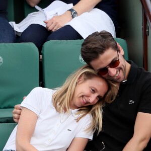 Audrey Lamy et son compagnon Thomas Sabatier dans les tribunes des internationaux de Roland Garros - jour 5 - à Paris, France, le 31 mai 2018. © Cyril Moreau - Dominique Jacovides/Bestimage