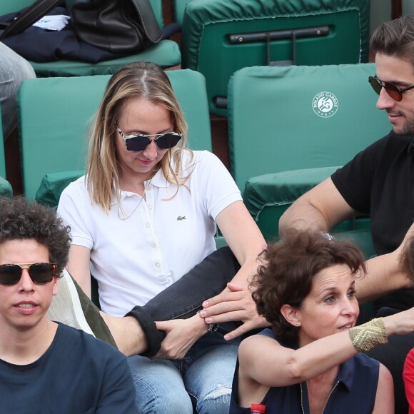 Audrey Lamy et son compagnon Thomas Sabatier dans les tribunes des internationaux de Roland Garros - jour 5 - à Paris, France, le 31 mai 2018. © Cyril Moreau - Dominique Jacovides/Bestimage