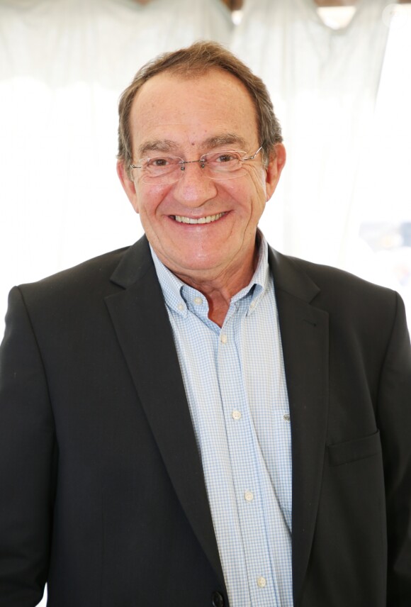 Exclusif - Jean-Pierre Pernaut reçoit le Prix Saint-Roch (Saint Patron des antiquaires) lors de la 96ème édition de la foire de Chatou (la plus célèbre et ancienne foire à la brocante de France) en France, le 14 mars 2018. La Foire célèbre l'art Russe. Organisée par le Syndicat National du Commerce de l'Antiquité, de l'Occasion, des Galeries d'Art Moderne et Contemporain, (SNCAO). © Denis Guignebourg/Bestimage
