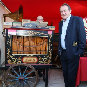 Exclusif - Jean-Pierre Pernaut reçoit le Prix Saint-Roch (Saint Patron des antiquaires) lors de la 96ème édition de la foire de Chatou (la plus célèbre et ancienne foire à la brocante de France) en France, le 14 mars 2018. La Foire célèbre l'art Russe. Organisée par le Syndicat National du Commerce de l'Antiquité, de l'Occasion, des Galeries d'Art Moderne et Contemporain, (SNCAO). © Denis Guignebourg/Bestimage