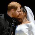 Le prince Harry et Meghan Markle (en robe de mariée Givenchy), duc et duchesse de Sussex, s'embrassant à la sortie de chapelle St. George au château de Windsor après leur mariage le 19 mai 2018. Un baiser intense, à l'image de l'image de leur amour tout au long de la cérémonie.