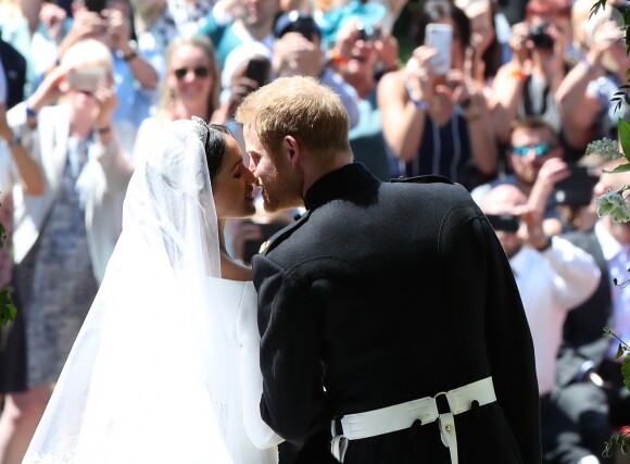 Le prince Harry et Meghan Markle (en robe de mariée Givenchy), duc et duchesse de Sussex, à la sortie de chapelle St. George au château de Windsor après leur mariage le 19 mai 2018.