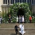 Le prince Harry et Meghan Markle (en robe de mariée Givenchy), duc et duchesse de Sussex, mari et femme à la sortie de chapelle St. George au château de Windsor après leur mariage le 19 mai 2018.
