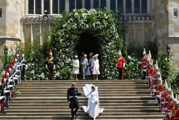 Le prince Harry et Meghan Markle (en robe de mariée Givenchy), duc et duchesse de Sussex, mari et femme à la sortie de chapelle St. George au château de Windsor après leur mariage le 19 mai 2018.
