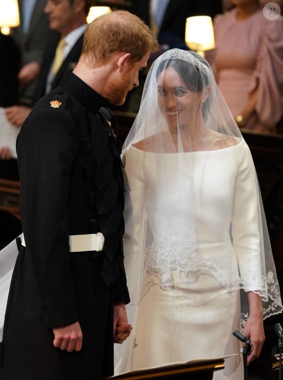 Le prince Harry et Meghan Markle (en robe de mariée Givenchy), duc et duchesse de Sussex, en la chapelle St. George au château de Windsor après leur mariage le 19 mai 2018.