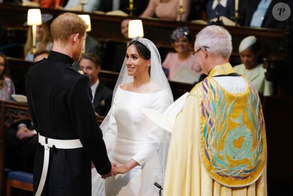 Le prince Harry et Meghan Markle (en robe de mariée Givenchy), duc et duchesse de Sussex, en la chapelle St. George au château de Windsor après leur mariage le 19 mai 2018.