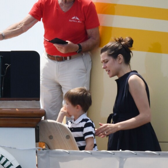 Charlotte Casiraghi et son fils Raphaël durant le départ du 1er Monaco Globe Series à Monaco le 3 juin 2018. © Bruno Bebert/Bestimage