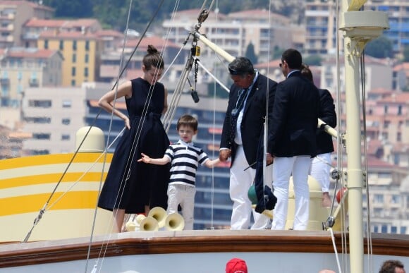 Charlotte Casiraghi et son fils Raphaël durant le départ du 1er Monaco Globe Series à Monaco le 3 juin 2018. © Bruno Bebert/Bestimage