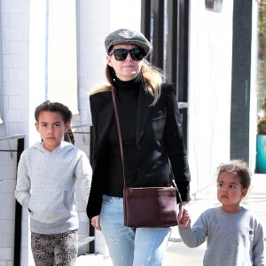 Ellen Pompeo est allée déjeuner avec ses enfants Stella, Sienna, son fils et une amie à Los Angeles, le 24 février 2018.