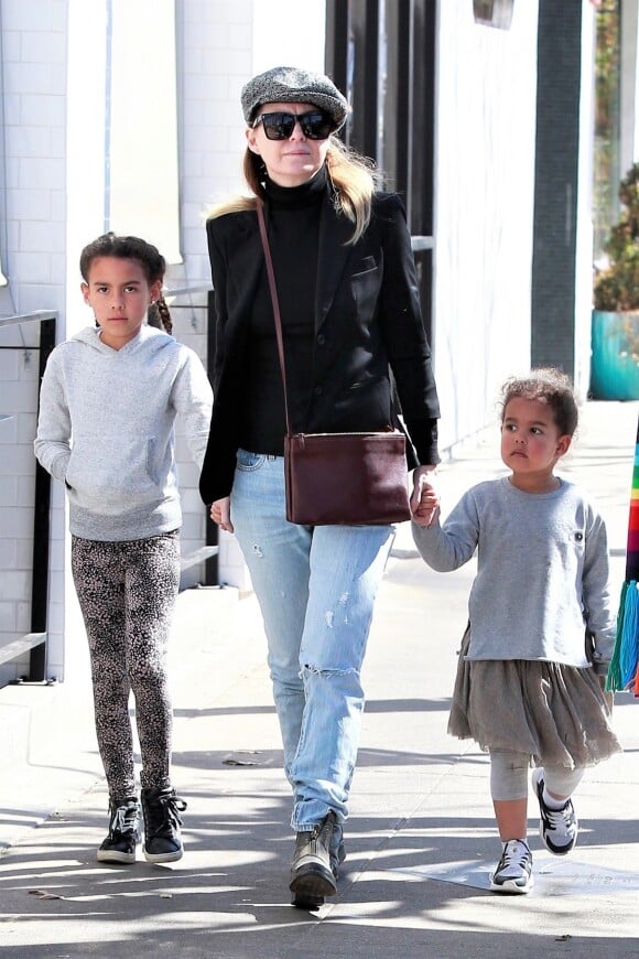 Ellen Pompeo est allée déjeuner avec ses enfants Stella, Sienna, son fils et une amie à Los Angeles, le 24 février 2018.