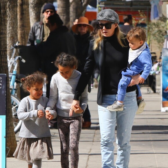 Ellen Pompeo est allée déjeuner avec ses enfants Stella, Sienna, son fils et une amie à Los Angeles, le 24 février 2018.