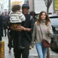  Ellen Pompeo se promène avec son mari Chris et leur fille Stella dans les rues de New York, le 12 novembre 2014  